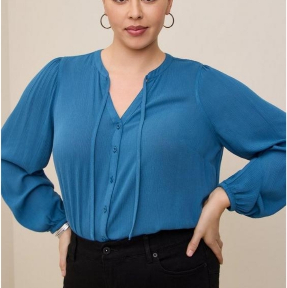 Torrid Crinkle Gauze Button-Front Peasant Top - Picture 2 of 11
